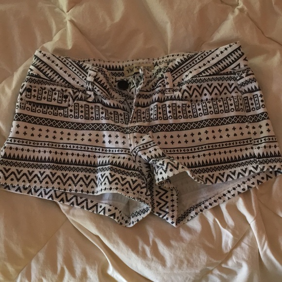 Black and white patterned shorts - Picture 1 of 2